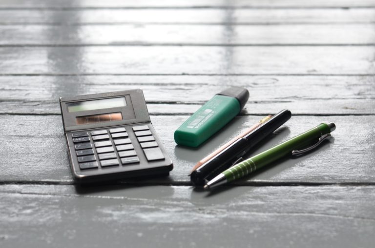 Calculatrice et stylos : comparer le TAEG et le montant total à rembourser