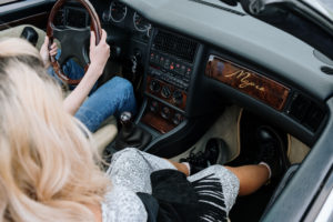 Lecture des clauses d'un contrat de prêt auto : réserve de propriété et clause suspensive